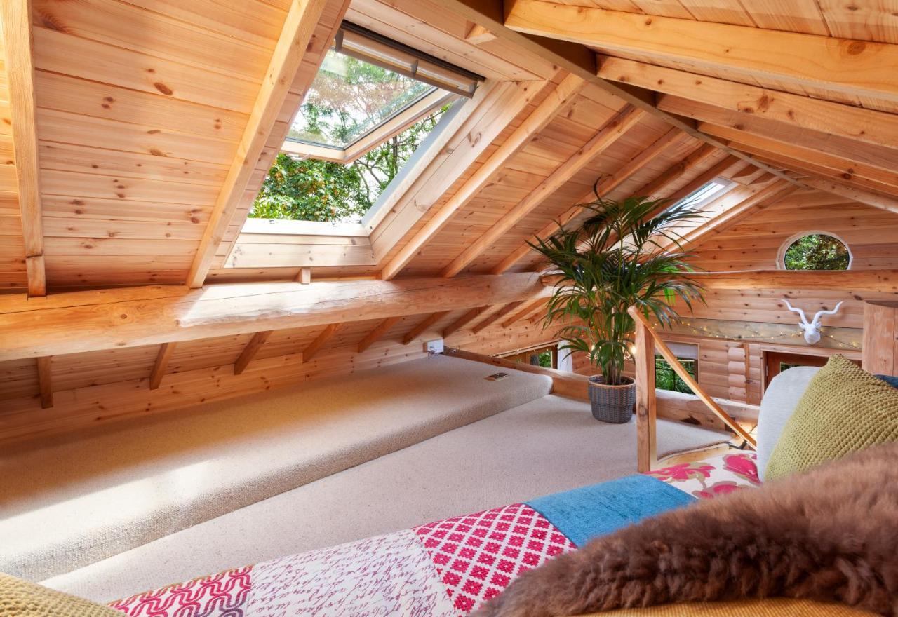 Porthole Log Chalet